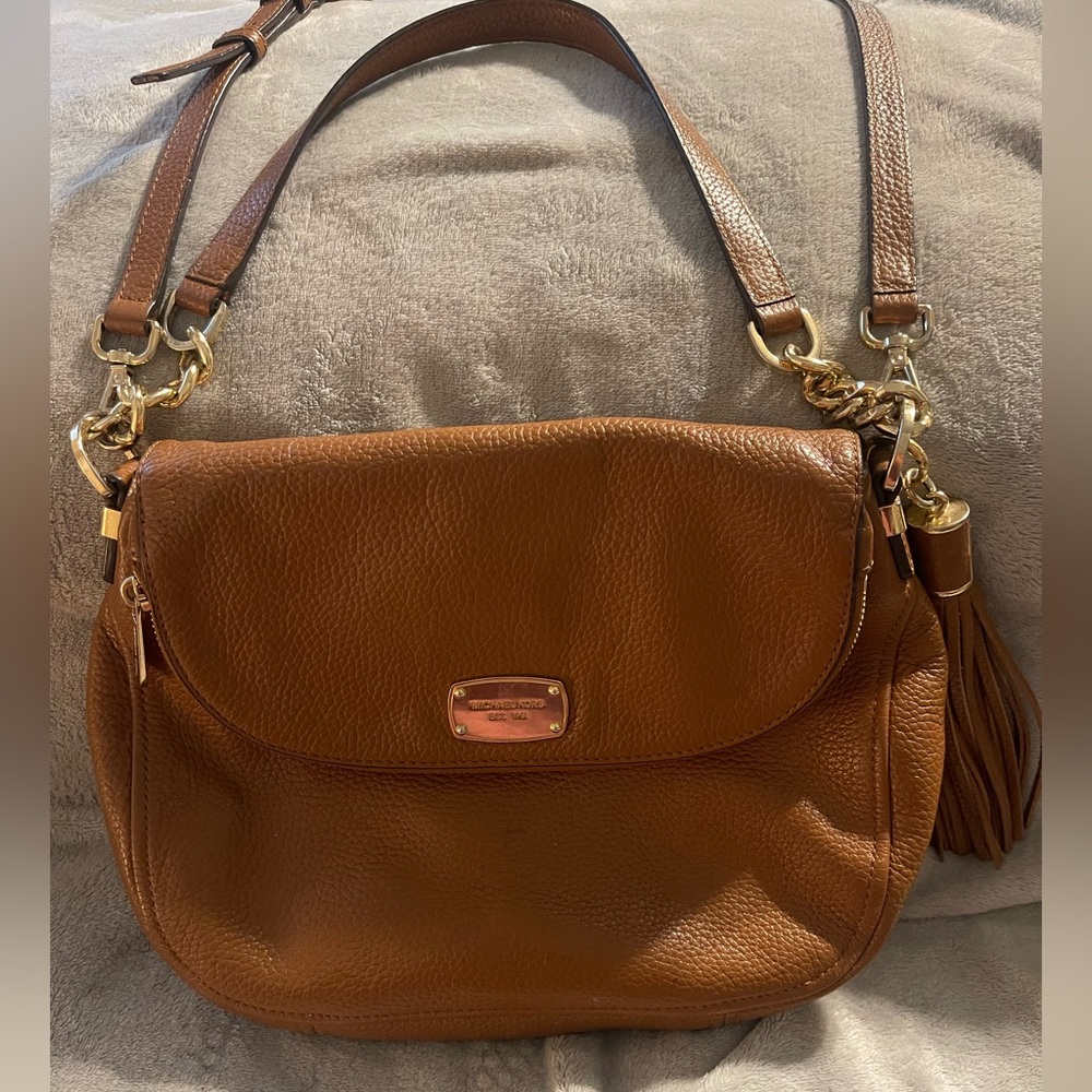 Cute Michael Kors brown shoulder bag with crossbody strap.